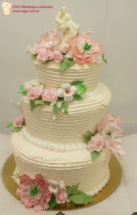 Белый свадебный трехъярусный торт с розовыми розами и лебедями